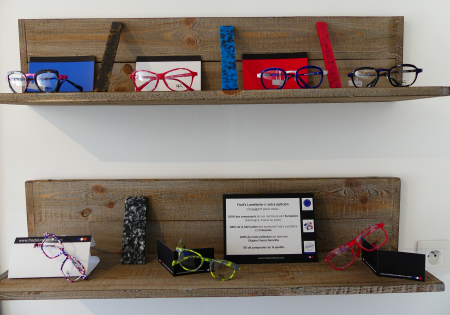 Les montures sont disposées sur des présentoirs en bois