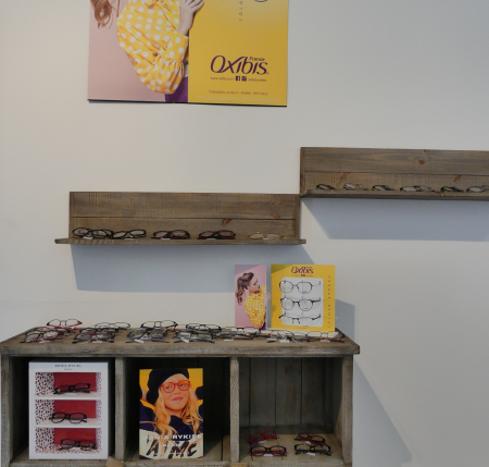 Les montures sont disposées sur des présentoirs en bois