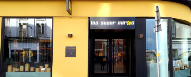 Matthieu Quidelleur, opticien, propose à la vente des accessoires