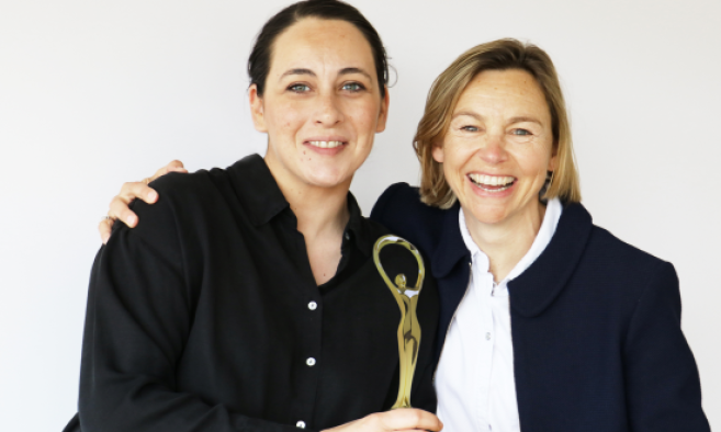De gauche à droite : Matenia Chatzigeorgiou, en charge de la nouvelle identité visuelle de Morel et Amélie Morel, directrice communication de Morel