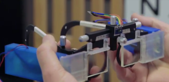 Premier prototype des lunettes électroniques pour corriger la presbytie