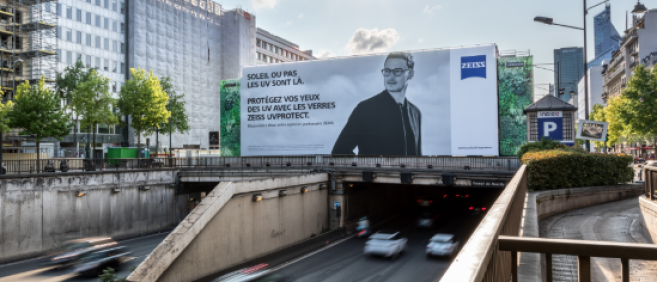 Zeiss a déployé une bâche de 230m² au niveau du Pont de Neuilly