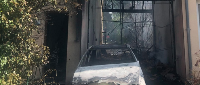 Une voiture a été détruite par le feu en pleine rue