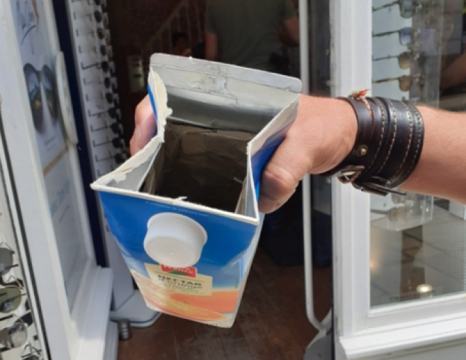 Les cambrioleurs utilisent une brique de jus de fruit
