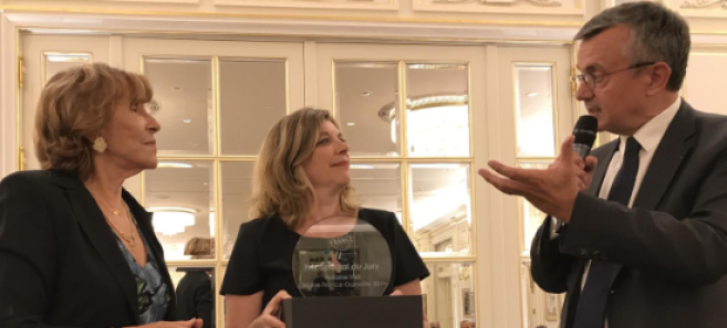 Yves Jégo (à droite) a remis à Krys Group le prix du Jury