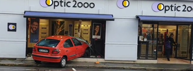 Une voiture de la marque Renault percute la vitrine d'un magasin Optic 2000