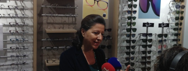 Agnès Buzyn s'est déplacée chez un opticien mutualiste parisien pour observer les débuts de la réforme 100% Santé