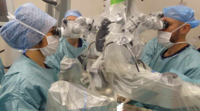 Première expérience réussie de super-microchirurgie chez des humains