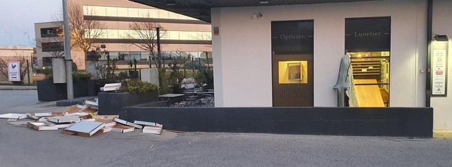 « Ils ont vidé presque tout le stock de montures optiques et solaires, ils ont vidé tous les tiroirs, en laissant une cinquantaine dehors »