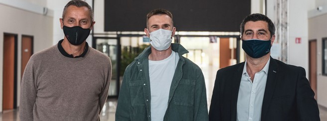 De gauche à droite : Richard Warmoes (président de Handiamo), l’athlète Timothée Adolphe et Jenkiz Saillet (directeur général de Novacel)