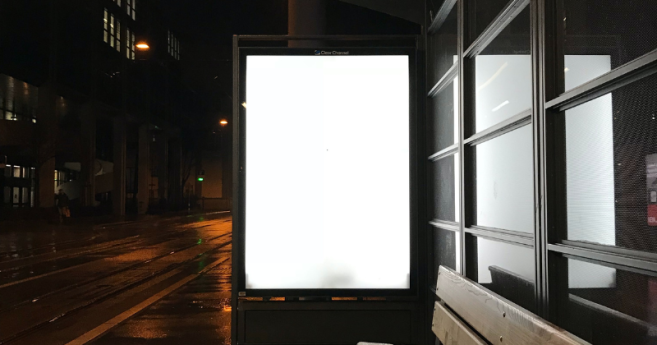 panneau_publicitaire_nocturne.png