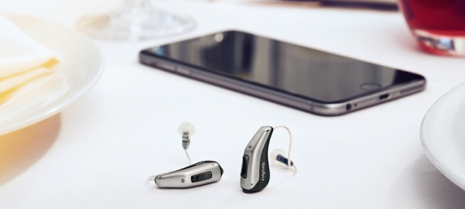 Signia Pure 13 BT se connecte directement à un iPhone grâce à la technologie Bluetooth et utilise les capteurs de mouvements de l’iPhone pour optimiser la détection des environnements.