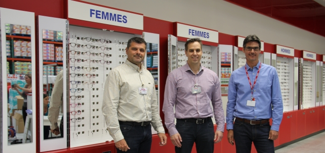 De gauche à droite : Gary Swindells, DG Costco France ; Marc Chapados directeur des achats optiques ; Jean-Charles Kunsch, opticien manager du 1er centre optique Costco en France.