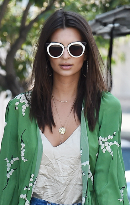 Emily Ratajkowski en solaires Salvatore Ferragamo