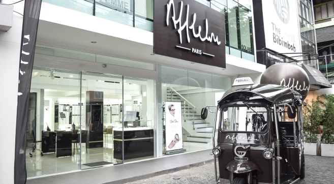Benjamin Richard, franchisé Alain Afflelou, est à la tête de ce point de vente en duplex de 170 m², situé dans la capitale thaïlandaise.
