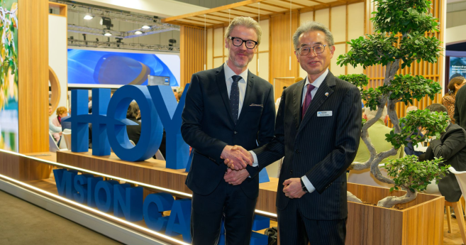 À gauche, John Goltermann Lassen (CEO Hoya Vision Care) et Motoki Ozawa (CEO Nidek), au Mido 2026