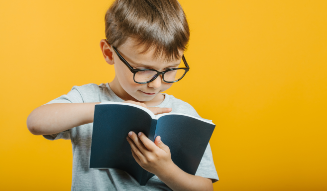 Un enfant qui lit.