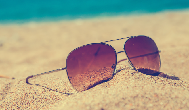 Des solaires dans le sable.