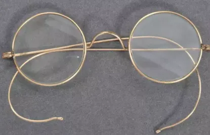 La paire de lunettes de Gandhi a atteint 288 000 euros aux enchères