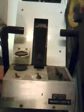 Machine à sécuriser les verres minéraux.