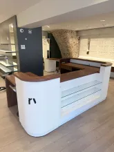 ensemble tables de vente et comptoir d'accueil