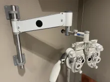 tête de refracteur essilor avec bras