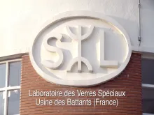 Site historique, le laboratoire des Battants, situé à  Ligny-en-Barrois (55), a appartenu à la Société des Lunetiers (SL Lab) et a démarré ses activités en 1849. Le premier Varilux y a été produit. Aujourd’hui spécialisé dans la fabrication des verres spéciaux, il a été renommé Special Lenses Laboratory.