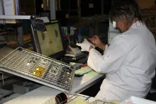 Le contrôle des verres se fait sur 100% de la production. Si la gamme standard va passer par un robot, les verres sur devis sont contrôlés par des opérateurs. En moyenne, 5% des verres sont rejetés et Essilor enregistre 0,4% de retours dus à un problème technique sur le verre. ©Acuité 2014