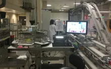 Tous les verres issus du surfaçage passent par l’atelier traitements : opération manuelle et contrôle du verre. La traçabilité est assurée par numérotation des paniers et des pinces