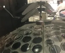 Application de 2 couches de vernis durcisseurs de 3 à 5 microns (dépôt de vernis par trempage)