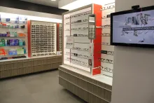Lissac a aussi intégré le digital avec l’essayage virtuel de montures par Fittingbox et une colonne de prise de mesures I code.  ©Acuité 2014
