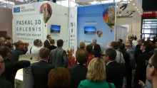 Conférence studieuse sur le stand d'Ipro pour la présentation d'un test visuel en 3D