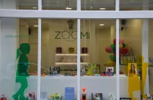 La devanture de Zoomi, simple mais accueillante, annonce directement la couleur : un magasin où l’enfant est roi et où tout est fait pour simplifier la vie des parents qui viennent équiper leurs petites frimousses. ©Acuité