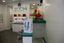 Chez Zoomi, l’accueil des enfants est primordial, d’abord pour dédramatiser l’expérience d’achat de lunettes, mais aussi et surtout pour rassurer les parents. Il est important qu’ils sentent qu’ils sont bien conseillés pour que leurs enfants soient bien équipés. ©Acuité