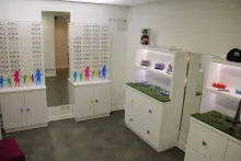 Sur les présentoirs, les montures ne sont pas rangées par marque mais par taille. C’est pourquoi dès leur entrée en magasin, parents et enfants sont pris en charge par un opticien spécialisé. L’accompagnement et le service sont les maîtres mots de Zoomi. ©Acuité