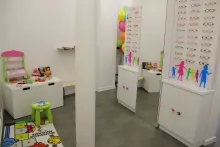 Jeux, coloriages, doudous, cuisine, marelle, arbre à ballons… tout est fait pour que nos chères petites têtes blondes se sentent comme à la maison. Au sous-sol, un coin lecture et des jeux de société sont à disposition des ados qui peuvent faire leurs essayages dans une ambiance plutôt urbaine. ©Acuité