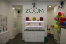 Le présentoir central est plein de bonbons pour les enfants les plus gourmands. Une façon attrayante de mettre en scène les montures colorées. ©Acuité
