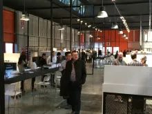 Dans une ambiance industrielle, 21 exposants y présentent leurs nouveautés (Hall 2). ©Acuité2015