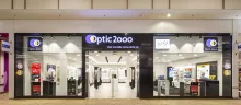 La vitrine est pensée comme un « écrin ». Entourée de noir, elle crée un cadre pour mettre en scène les marques, les produits et les visuels. Cette nouvelle identité sera acquise rapidement avec un plan en deux ans pour les 1 200 magasins.