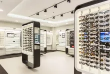 Les meubles rappellent l'univers digital avec une forme « tablette ». La transparence remet le produit au centre de l’espace de vente.