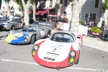 Les voitures dans le parc fermé avant l'épreuve