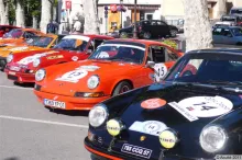 Les voitures dans le parc fermé avant l'épreuve
