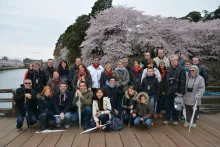 Belle photo de groupe malgré le froid et le temps pluvieux au château de Hikone et les fameux cerisiers en fleurs