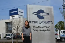 L'opticien Loam Pham installée dans le 20e arrondissement de Paris gagnante du concours Acuité/ Charmant avant la visite de l'usine située à Sabae