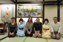 L'équipe Charmant entoure les geishas (à Kyoto). Les personnes de chez Charmant France : (de gauche à droite)  Gaëlle Jommetti, chargée de marketing et communication, Dominique Blachon déléguée Rhone alpes, Yves Desgagnés, directeur général et Laurent Boussion, directeur commercial