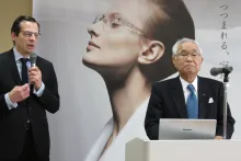 Yves Desgagnés qui parle couramment japonais traduit les propos de M. Horikawa qui retrace l'historique de l'entreprise créée en 1956