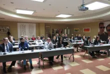 L'assistance attentive à la présentation de M. Horikawa président fondateur de Charmant