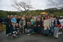 Photo du groupe au temple d'or à Kyoto que l'on aperçoit au fond