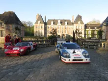 Une Ferrari et une Ligier devant le château de Courances (91)