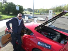 François Quesney, opticien à Saint Gilles Croix de Vie devant la Ferrari 360 Modena de l’année 2000